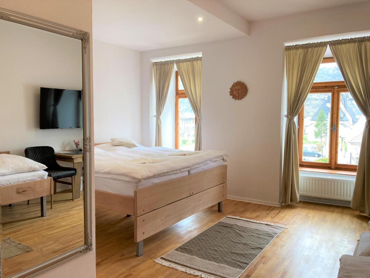 Bed & Breakfast Hugo Plesivec Екстер'єр фото