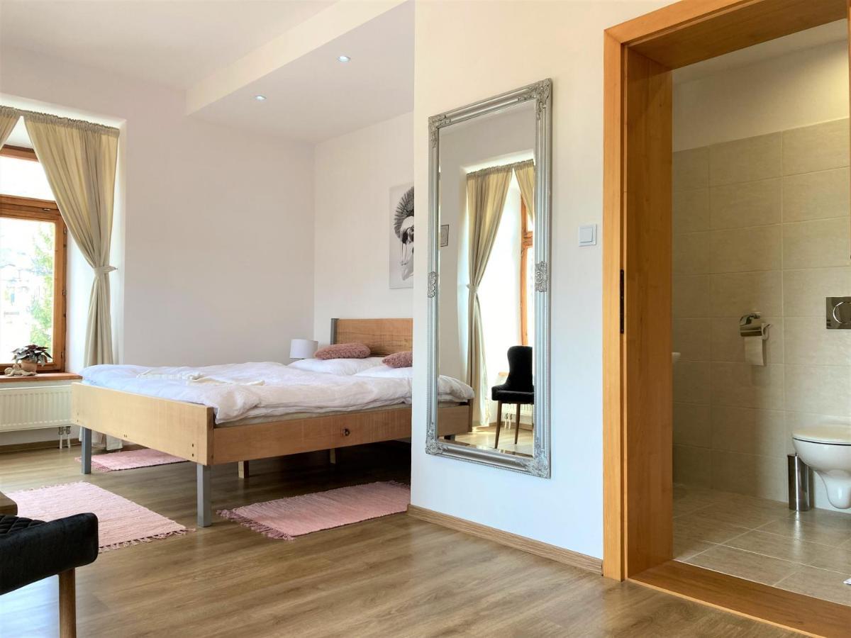 Bed & Breakfast Hugo Plesivec Екстер'єр фото