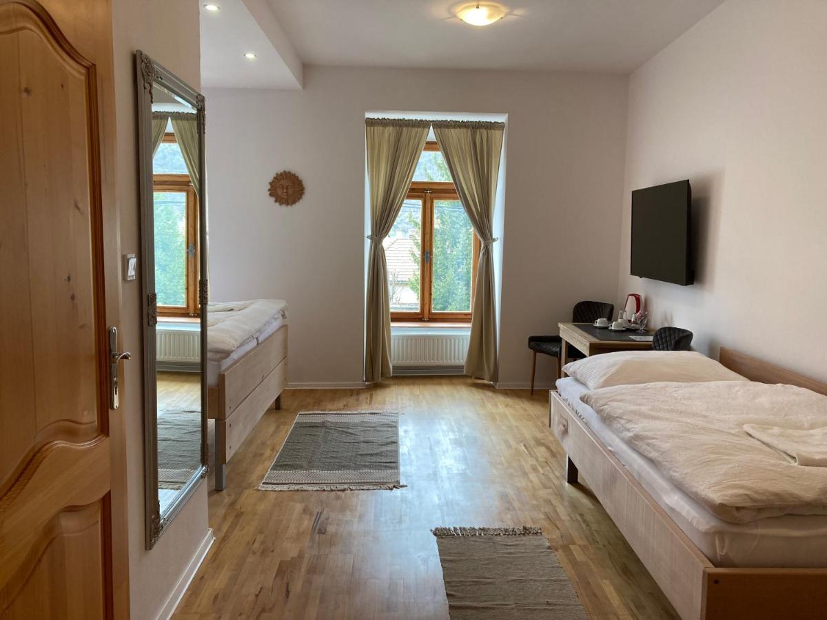 Bed & Breakfast Hugo Plesivec Екстер'єр фото