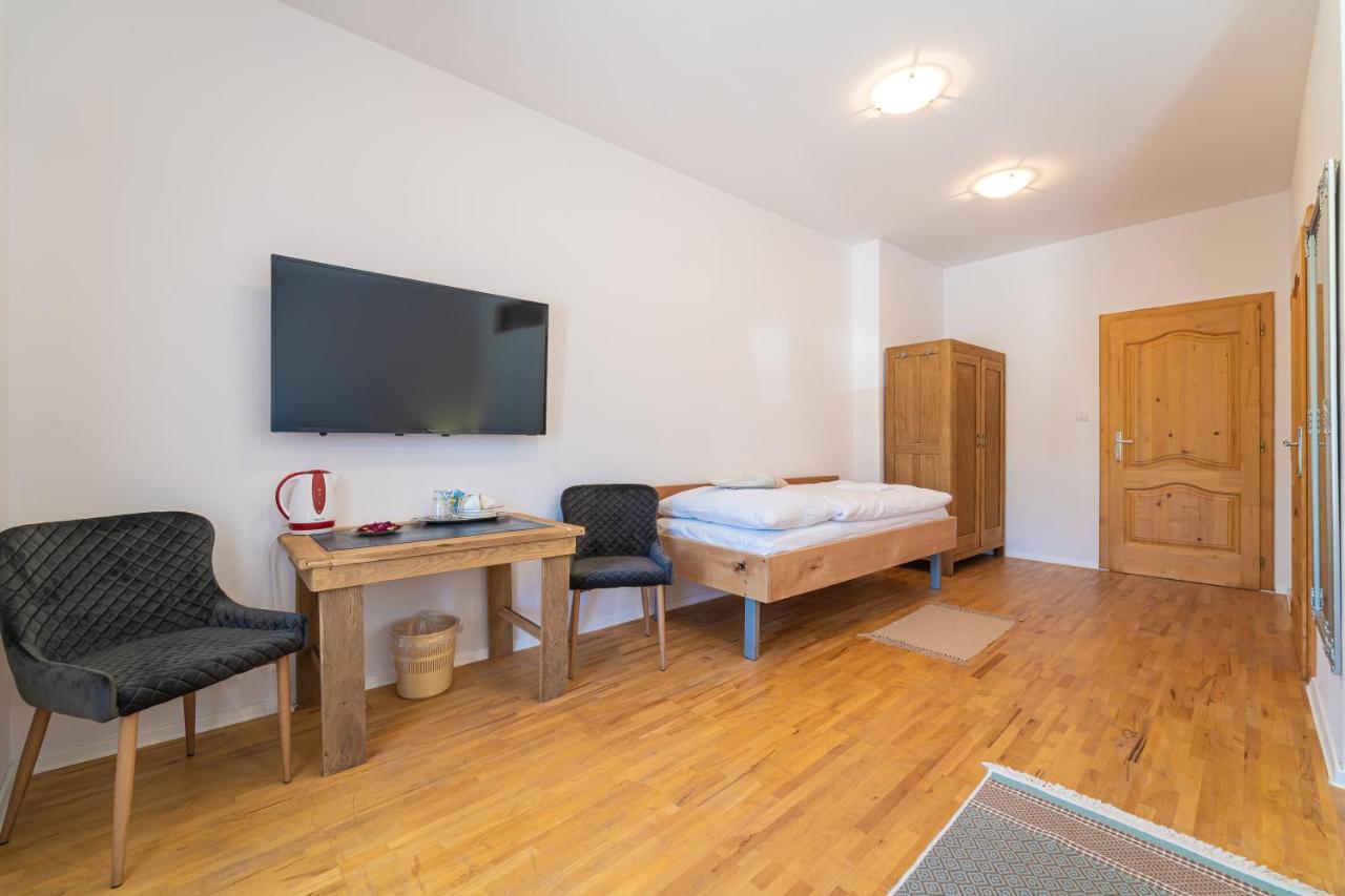 Bed & Breakfast Hugo Plesivec Екстер'єр фото