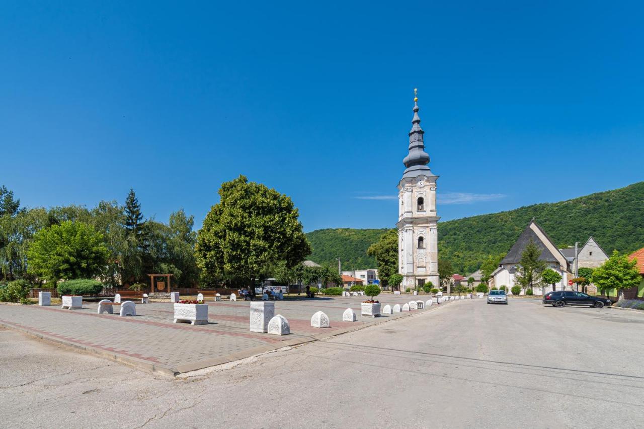 Bed & Breakfast Hugo Plesivec Екстер'єр фото