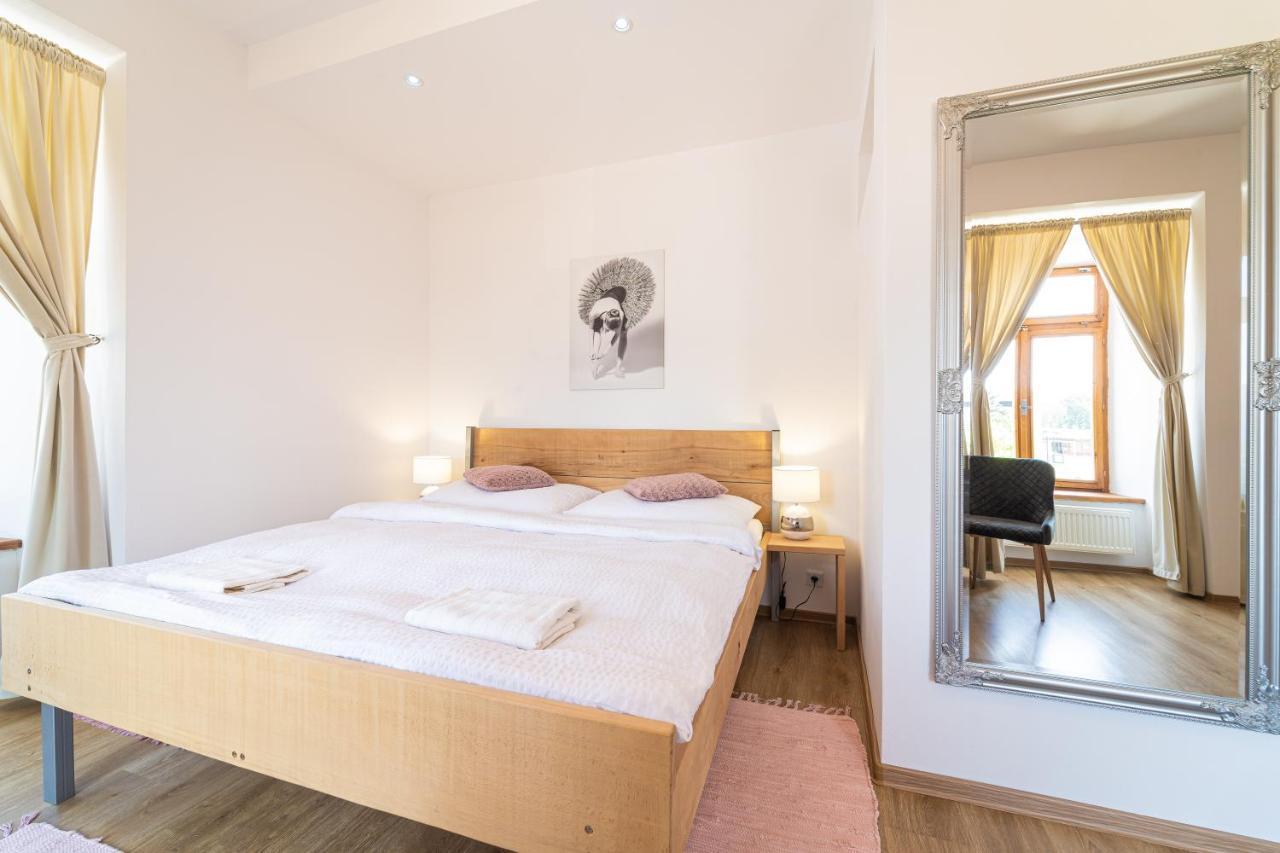 Bed & Breakfast Hugo Plesivec Екстер'єр фото