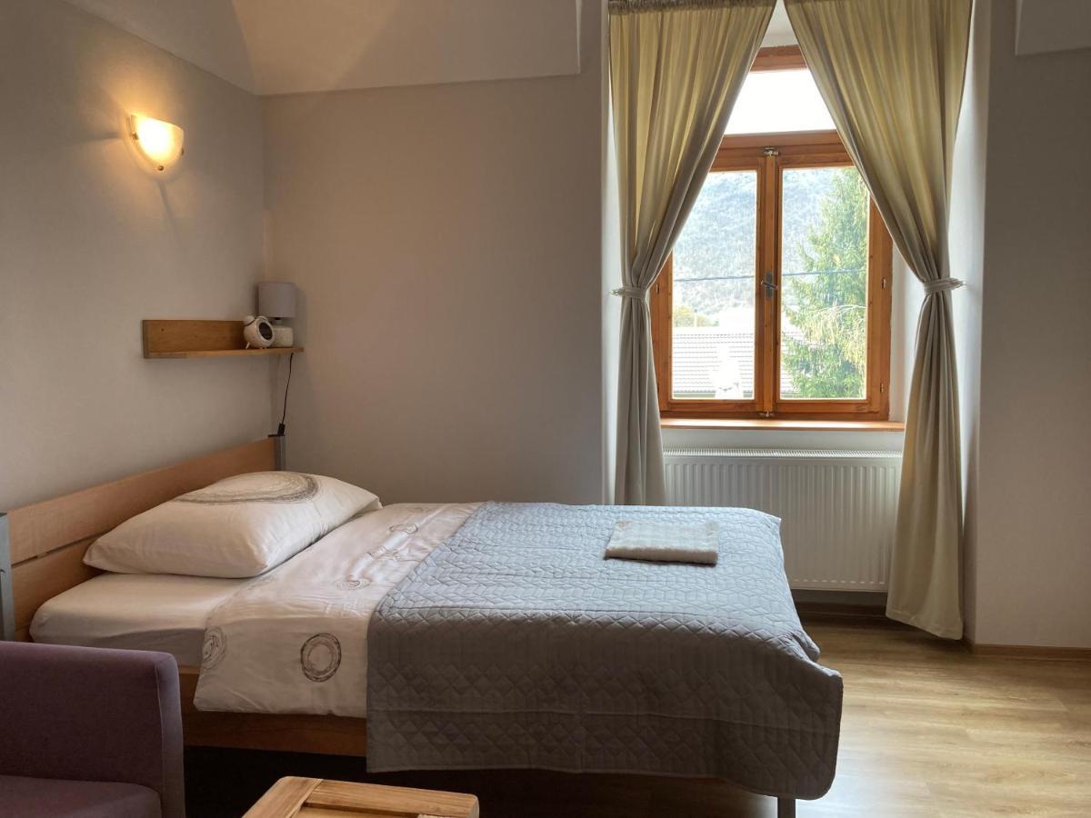 Bed & Breakfast Hugo Plesivec Екстер'єр фото