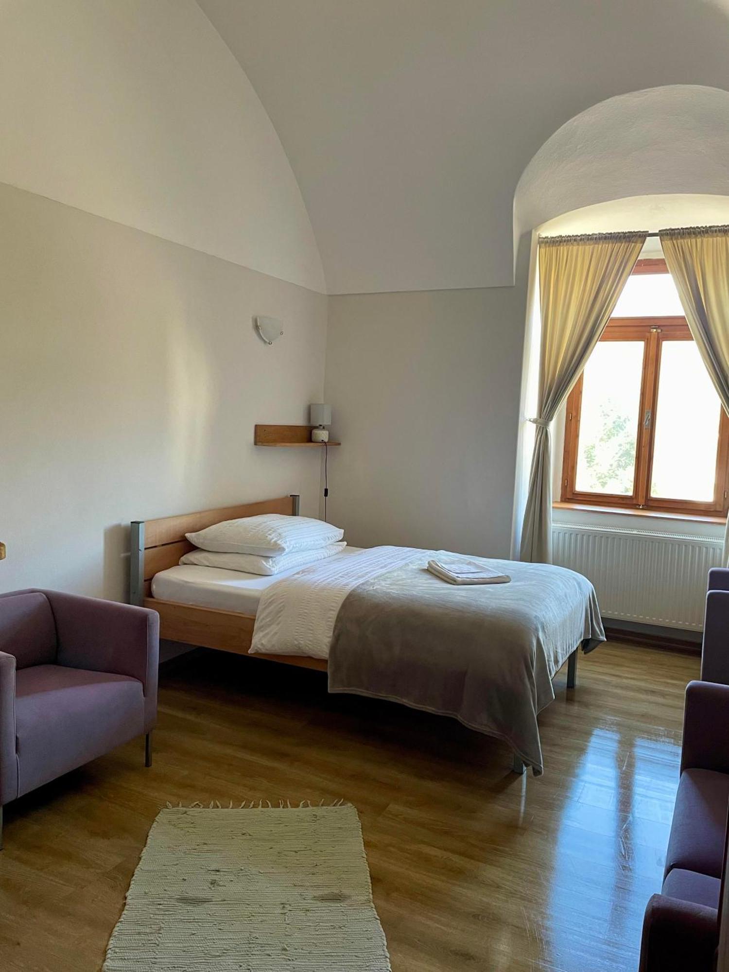 Bed & Breakfast Hugo Plesivec Екстер'єр фото