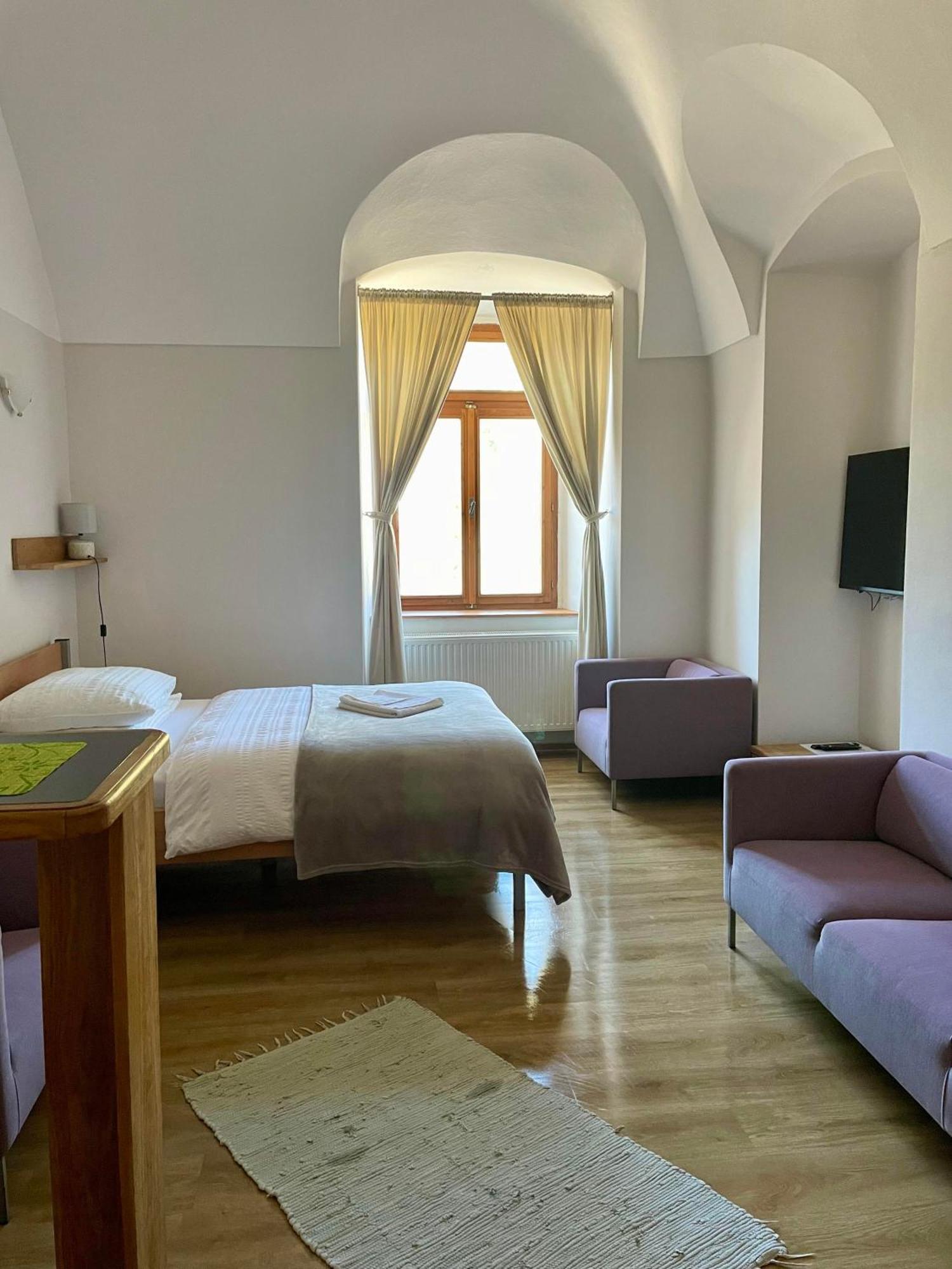 Bed & Breakfast Hugo Plesivec Екстер'єр фото