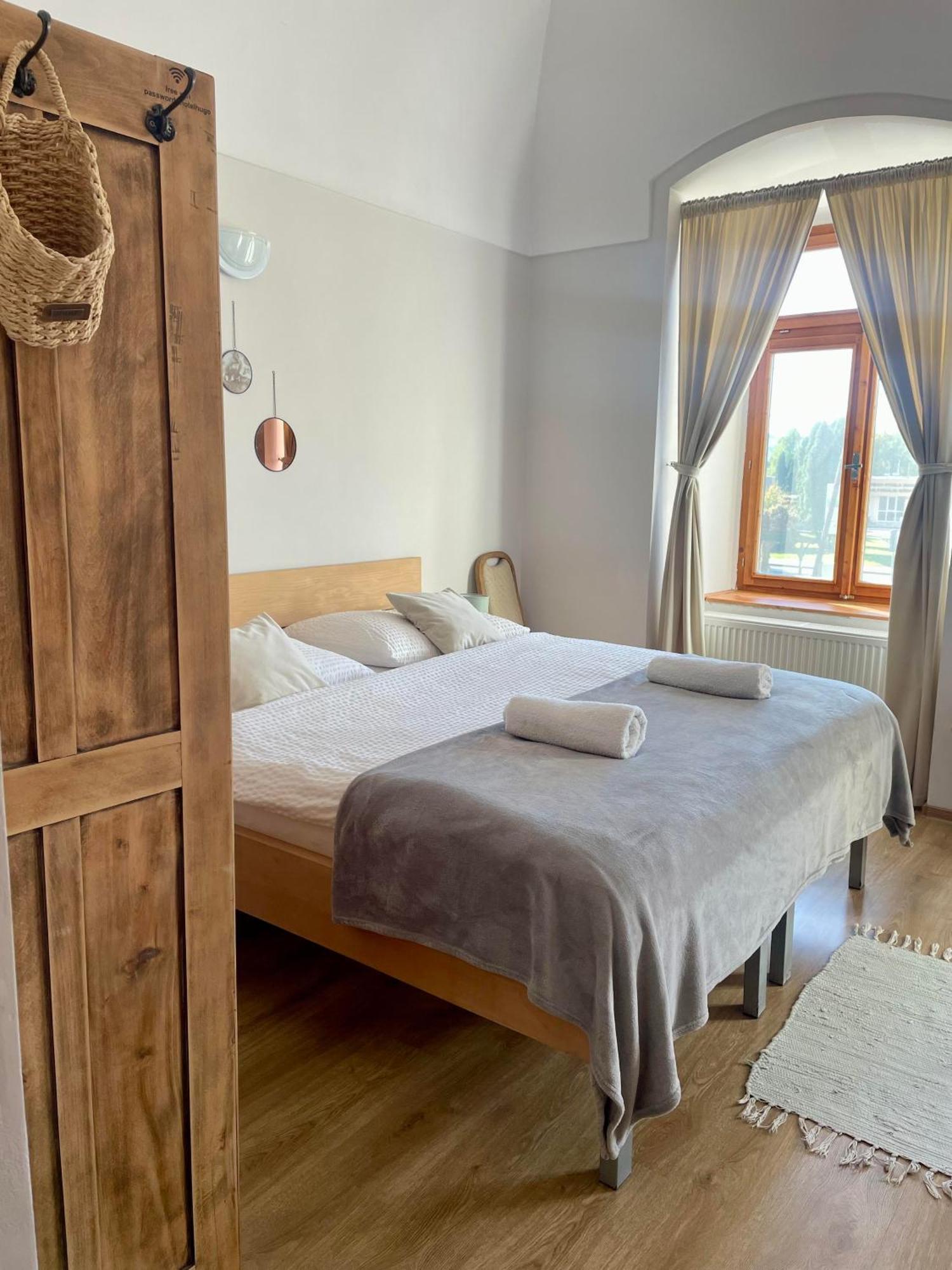 Bed & Breakfast Hugo Plesivec Екстер'єр фото