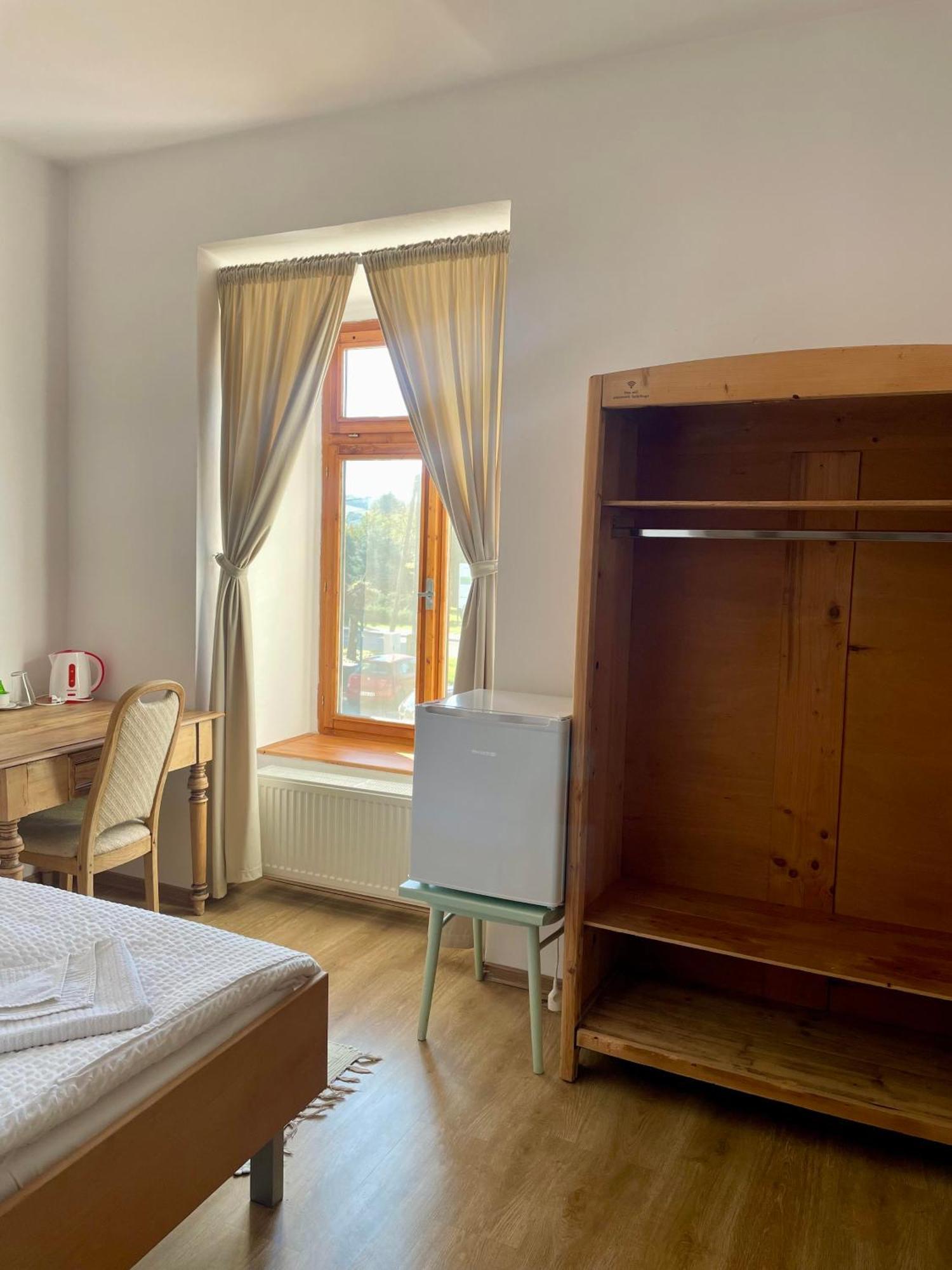 Bed & Breakfast Hugo Plesivec Екстер'єр фото