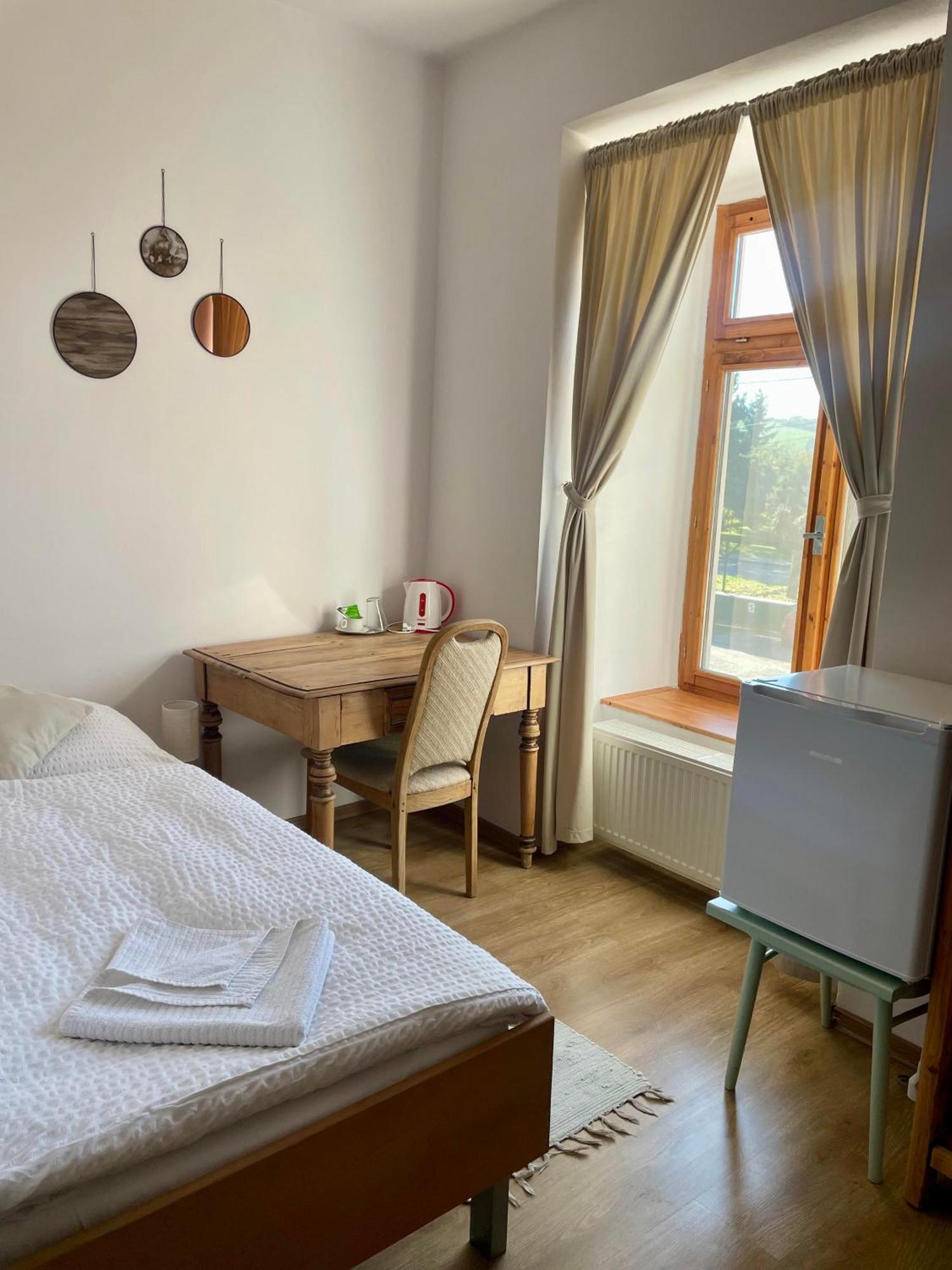 Bed & Breakfast Hugo Plesivec Екстер'єр фото