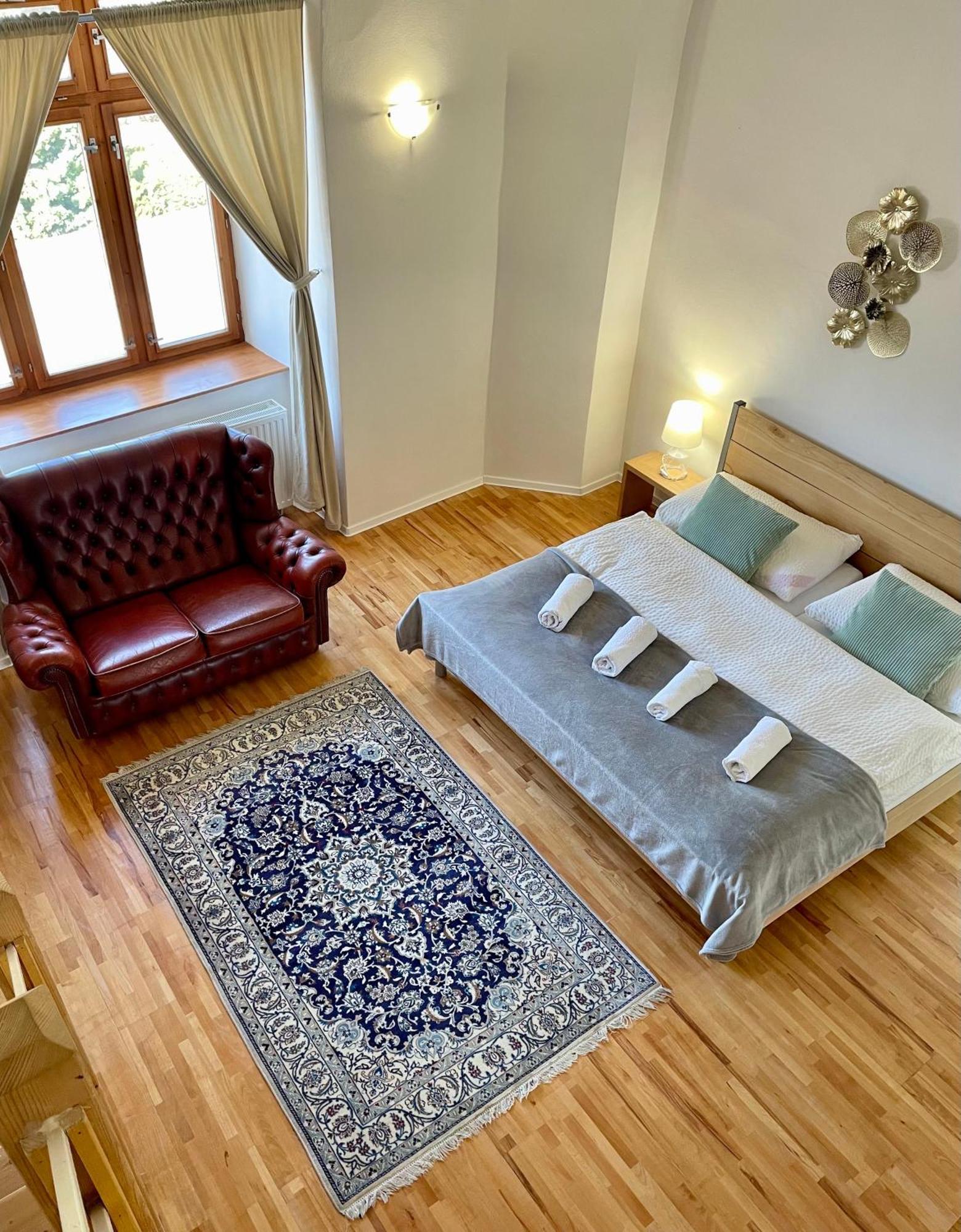 Bed & Breakfast Hugo Plesivec Екстер'єр фото