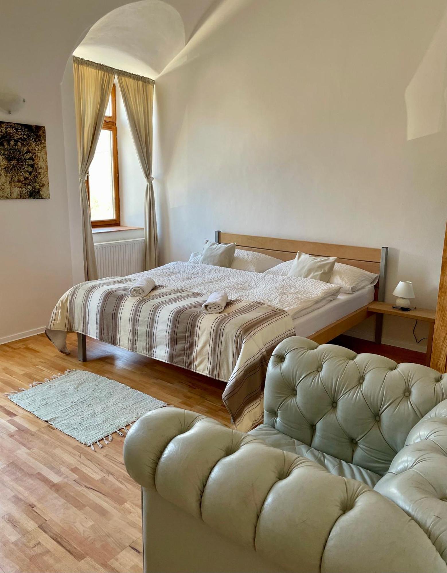 Bed & Breakfast Hugo Plesivec Екстер'єр фото
