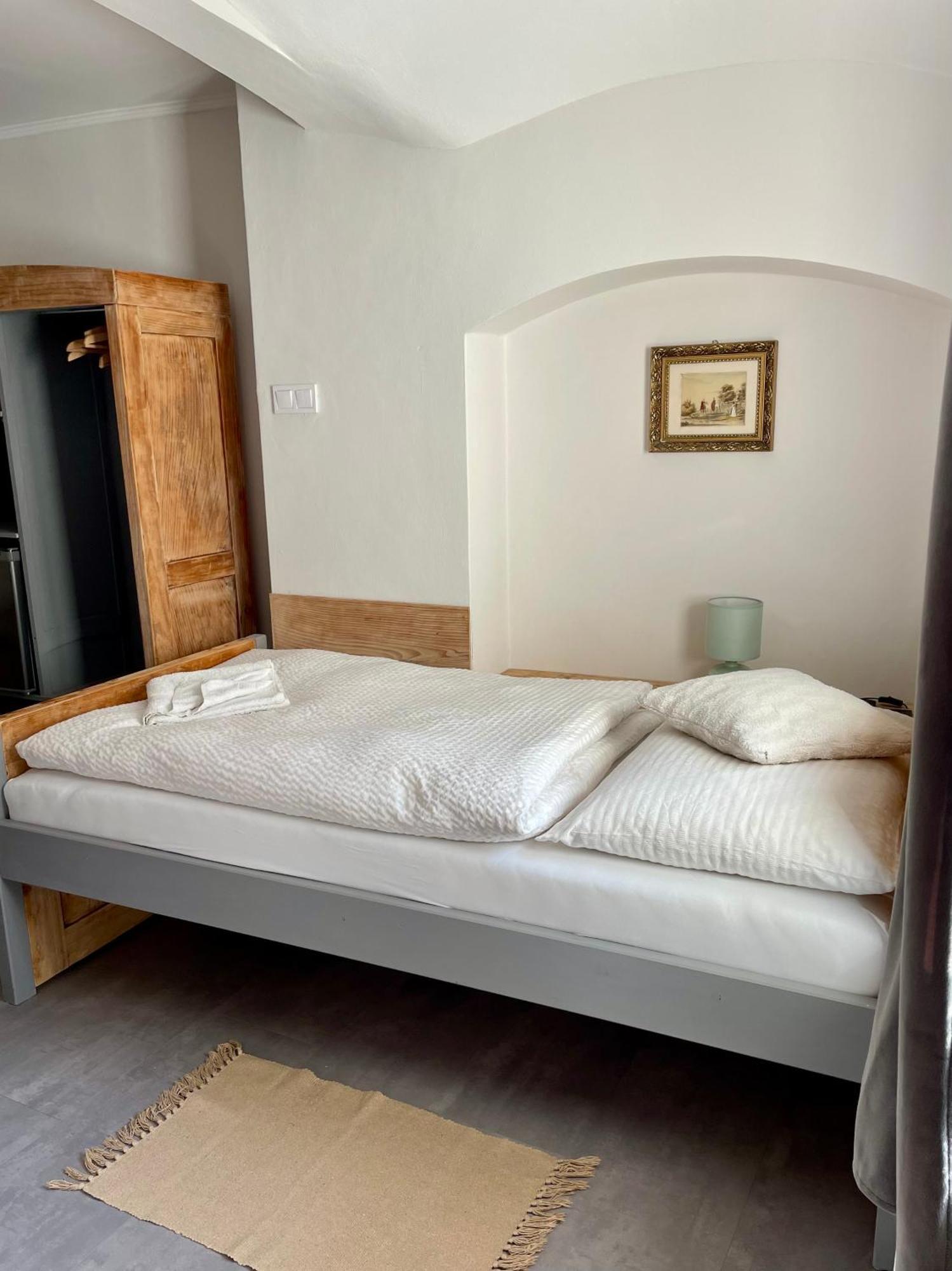 Bed & Breakfast Hugo Plesivec Екстер'єр фото
