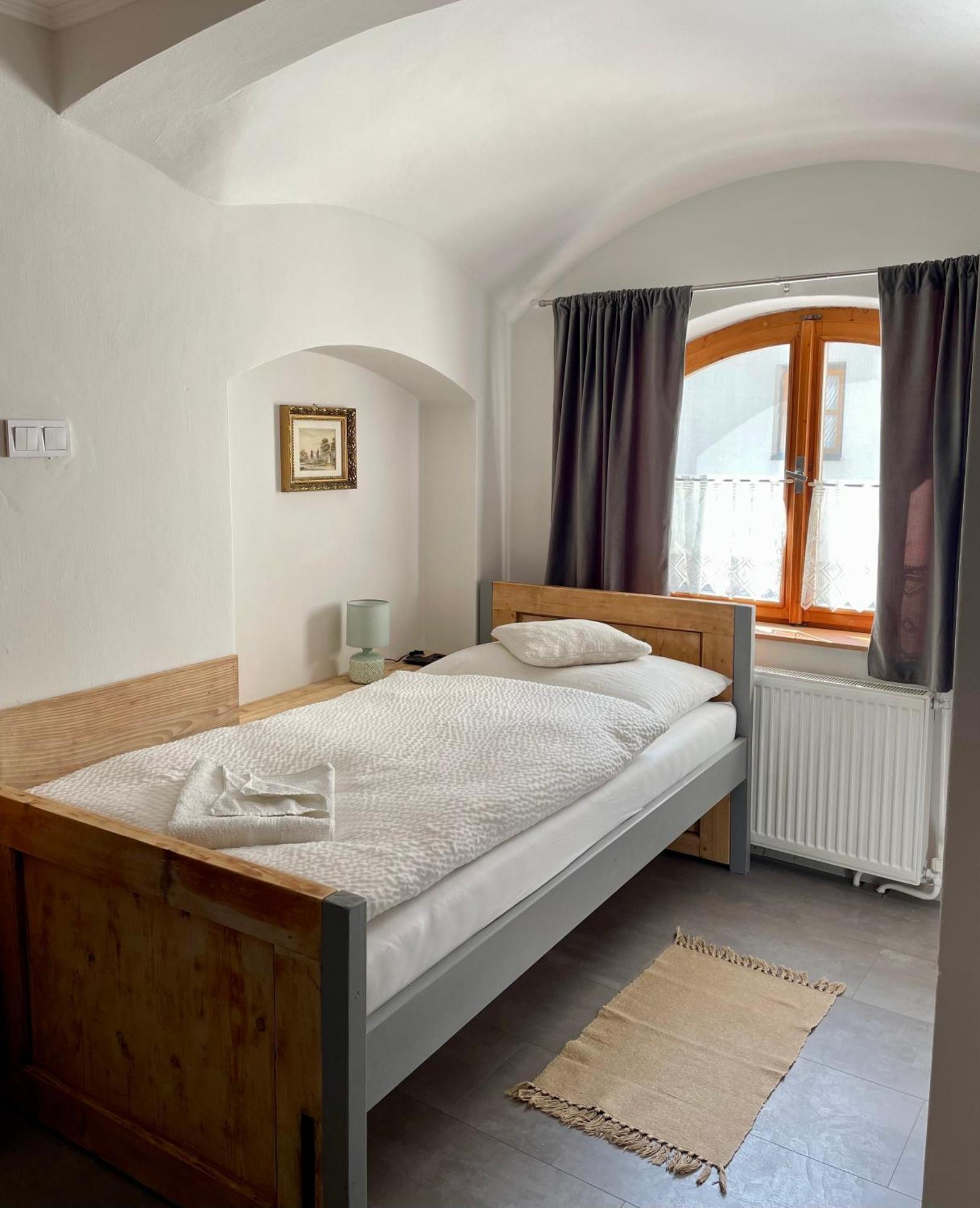 Bed & Breakfast Hugo Plesivec Екстер'єр фото